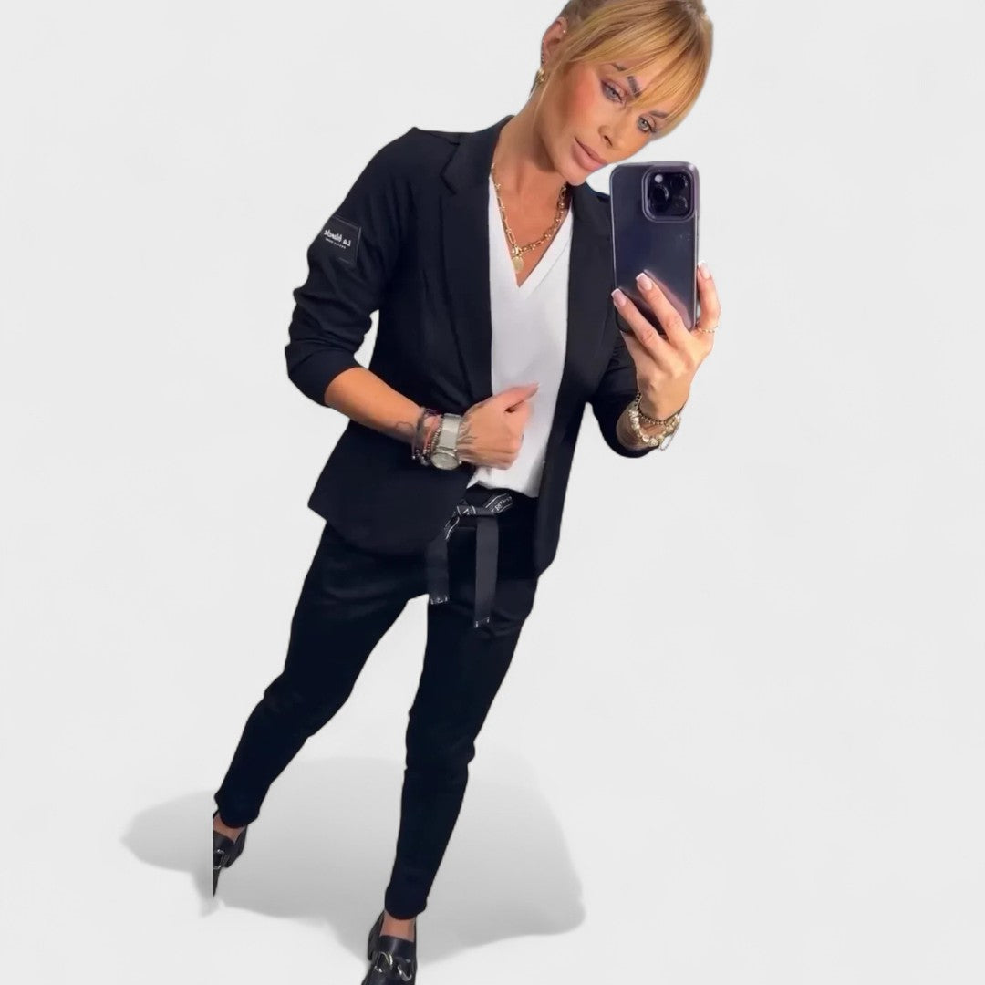 Karolina Prilagojen Komplet Z Mehkim Blejzerjem In Hlačami
