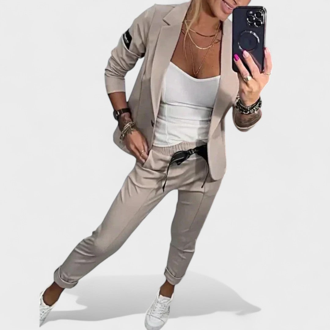 Karolina Prilagojen Komplet Z Mehkim Blejzerjem In Hlačami