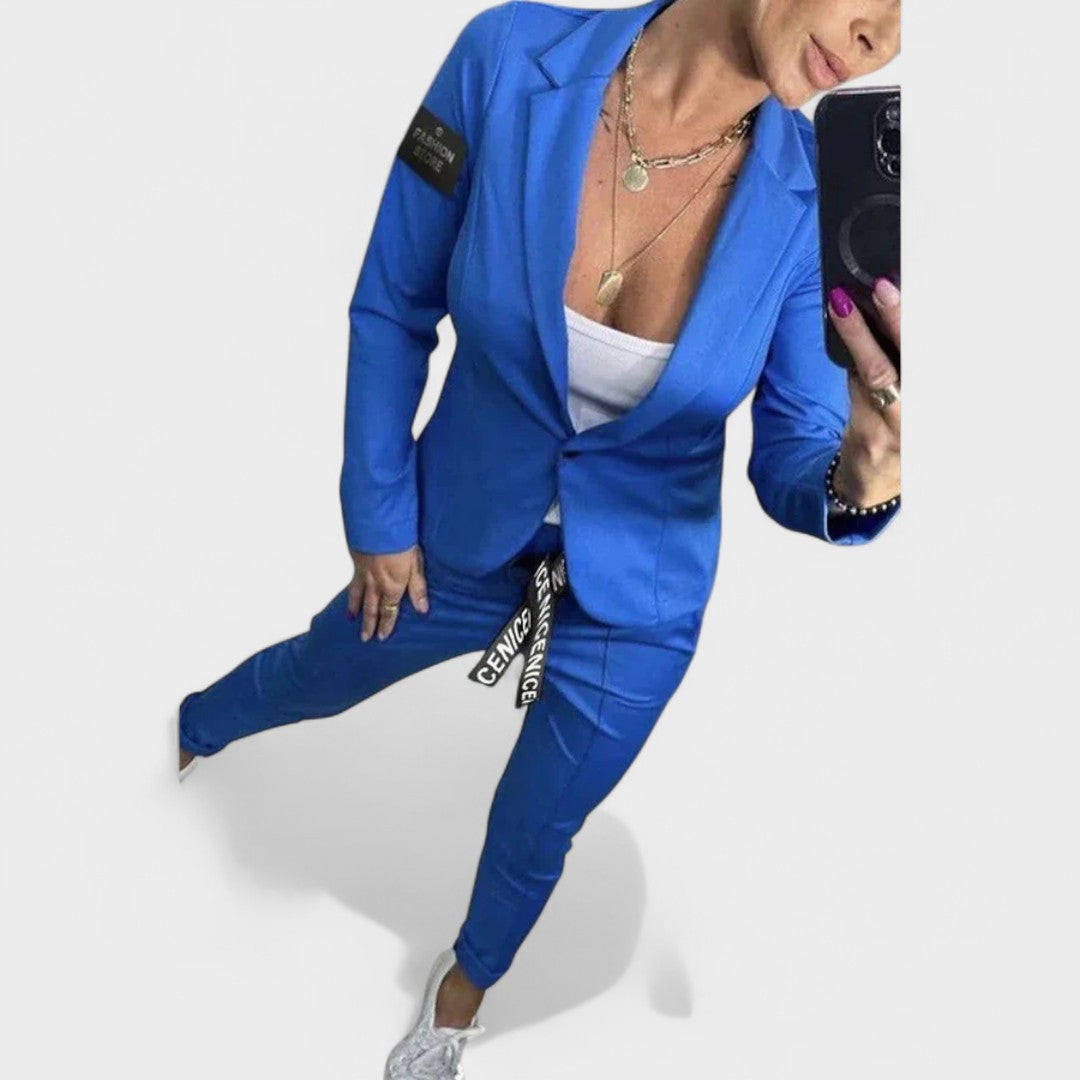Karolina Prilagojen Komplet Z Mehkim Blejzerjem In Hlačami