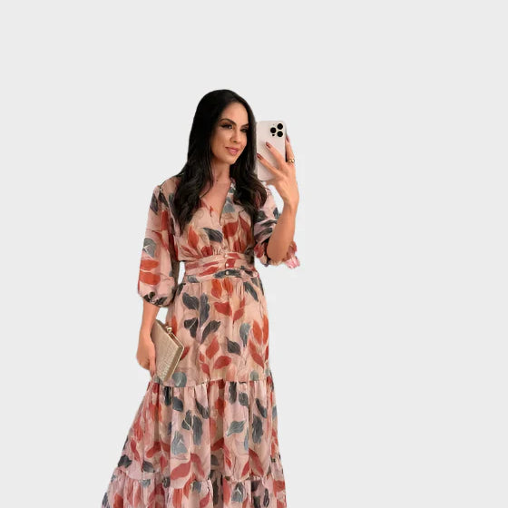 Dolga obleka s cvetličnim vzorcem in udobno silhueto za elegantne dni
